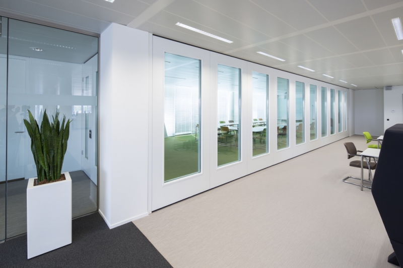 Cloisons en verre séparant une salle de réunion d'un open space