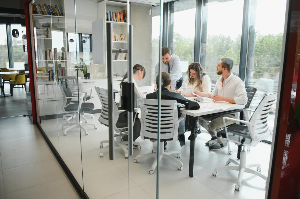 Cloison en verre pour séparer bureaux 