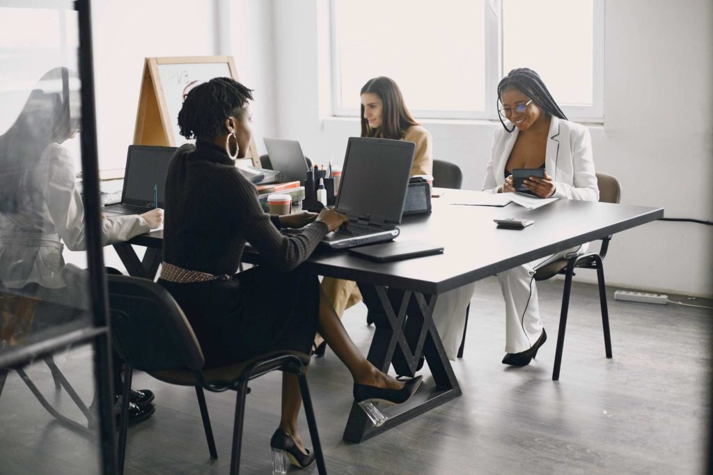 Femmes d'affaires en réunion de groupe