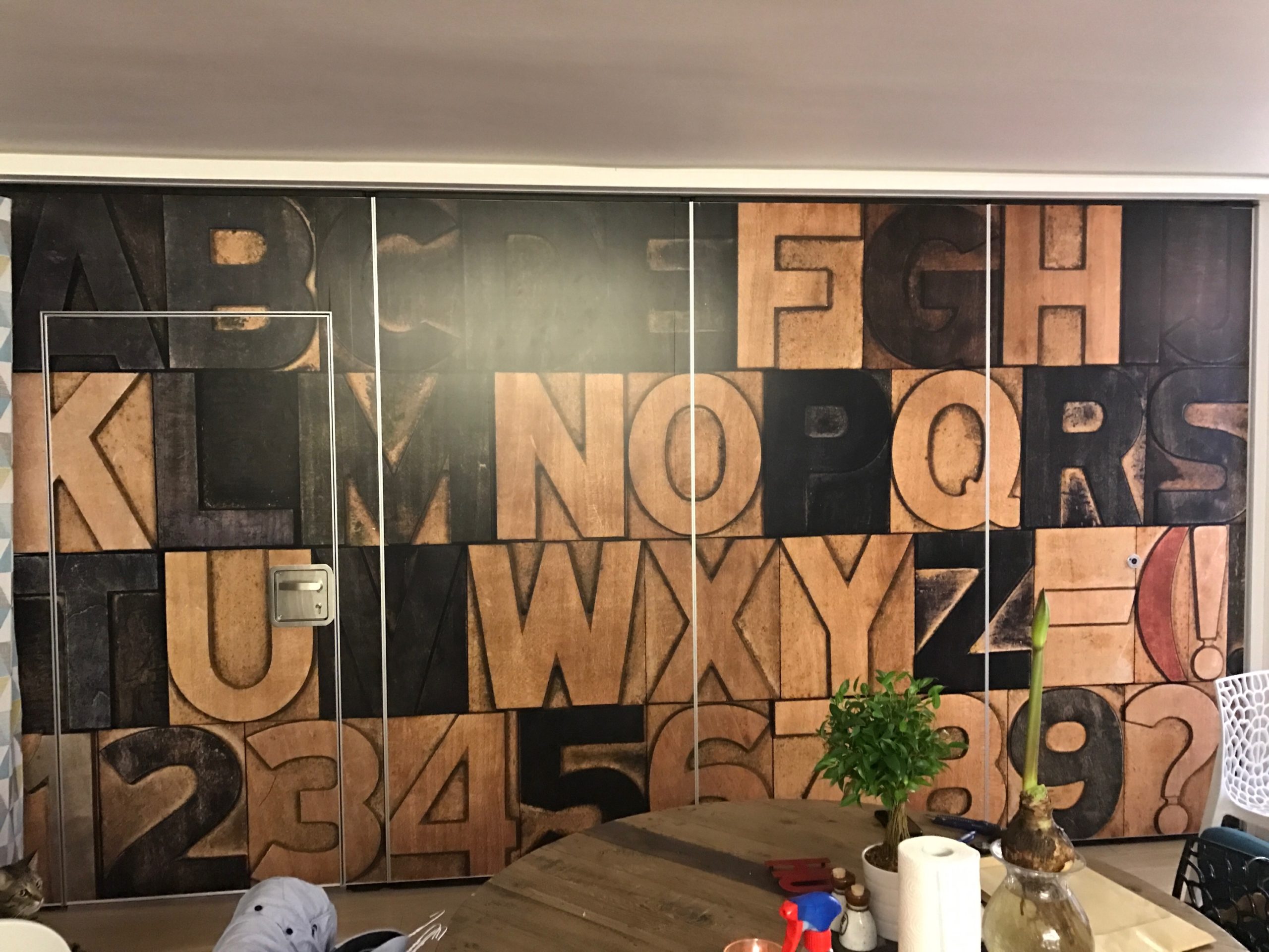 Mur mobile graphique avec des chiffres et des lettres