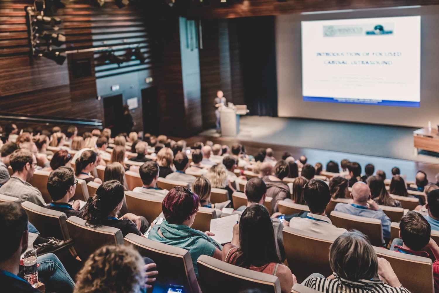 Conférencier s'adressant à l'auditoire de la salle de conférence