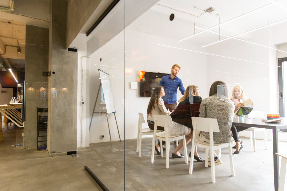 équipe commerciale moderne élaborant la stratégie de l'entreprise au bureau