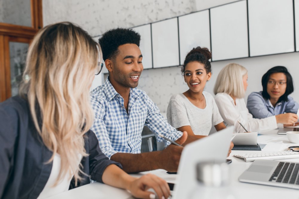 employés de bureaux en salle de réunion