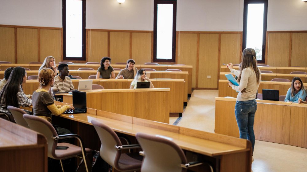 Groupe d'étudiants universitaires dans une salle de classe