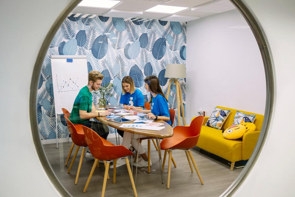 espaces collaboratifs Groupe de personnes travaillant dans le bureau moderne